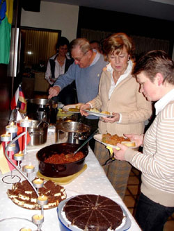 Ganz unterschiedliche Zubereitungsarten des traditionellen Bigos-Gerichts ließen sich die Mitglieder der Deutsch-Polnischen Gesellschaft im ''Treffpunkt'' schmecken.