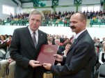 Bei der Eröffnung der neuen Sport- und Mehrzweckhalle der Stadt Koronowo überreichte Bürgermeister Alfred Holz (l.) ein Gästebuch an seinen Amtskollegen Stanislaw Gliszczynski.Fotos: -wer-