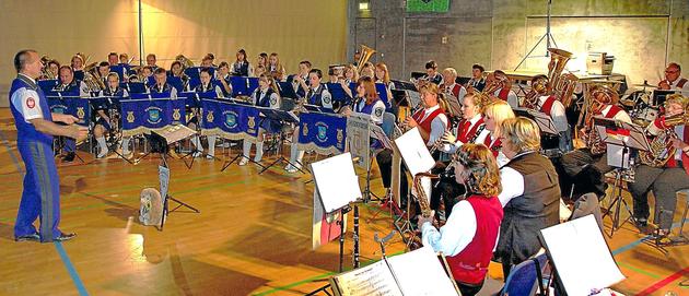 Einen weiten musikalischen Bogen schlugen das Jugendblasorchester Koronowo und der Musikverein Senden bei ihrem gemeinsamen Konzert in der Steverhalle. Foto: dk